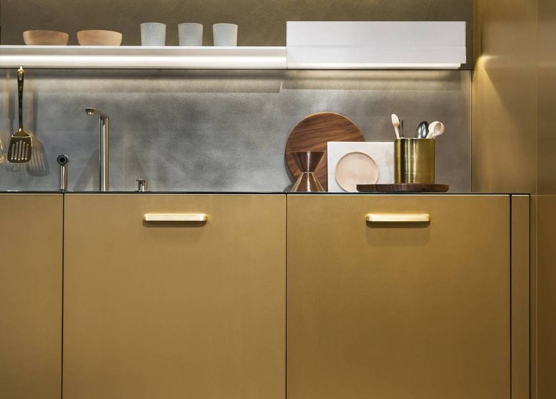 изумрудная кухня с золотом | Beautiful interiors, Stylish apartment, Open plan living room