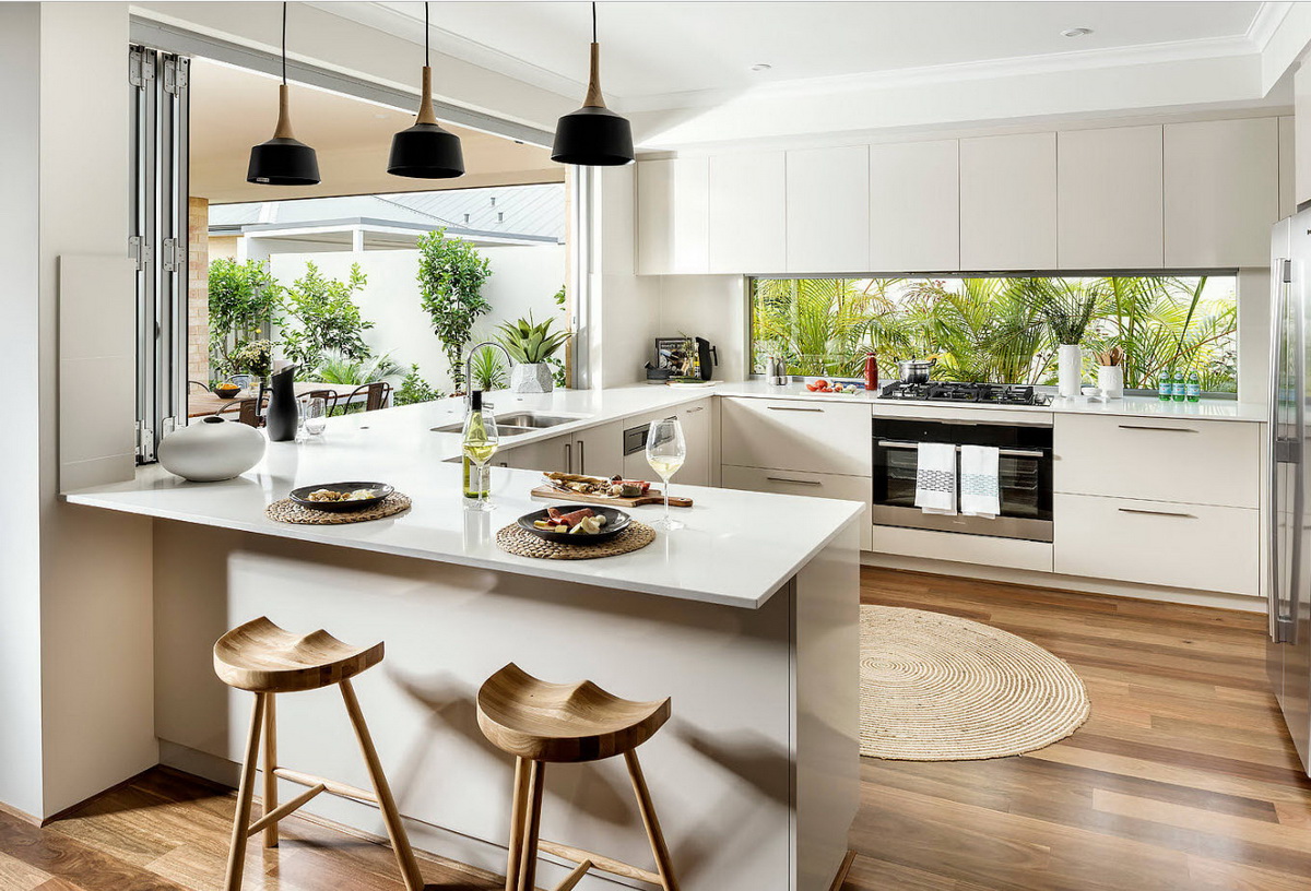 дизайн кухни с островом и окном в доме